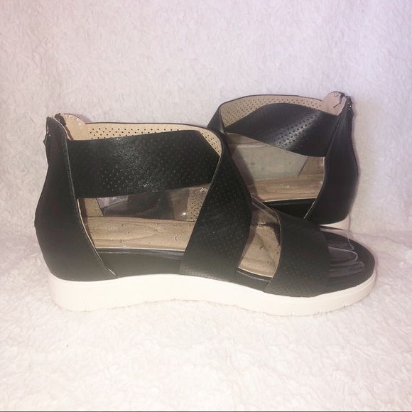 New Comfort 1946 criss-cross sandals. - Picture 3 of 8